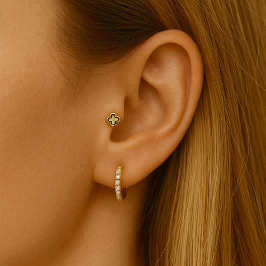 Piercing d'oreille croix bordure noir en or jaune 18 carats