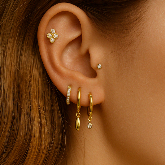 Piercing or jaune avec quatre zircons blancs sertis