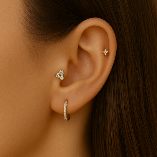 Piercing or jaune avec trois zircons blancs sertis