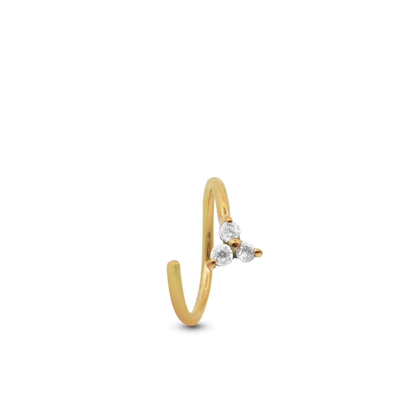 Piercing Tragus en or jaune, anneau à écarter orné d’un motif Trinity serti de zircons scintillants pose simple.