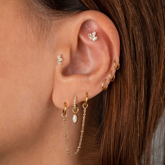 Piercing oreille or jaune 18 carats fleur et zircons