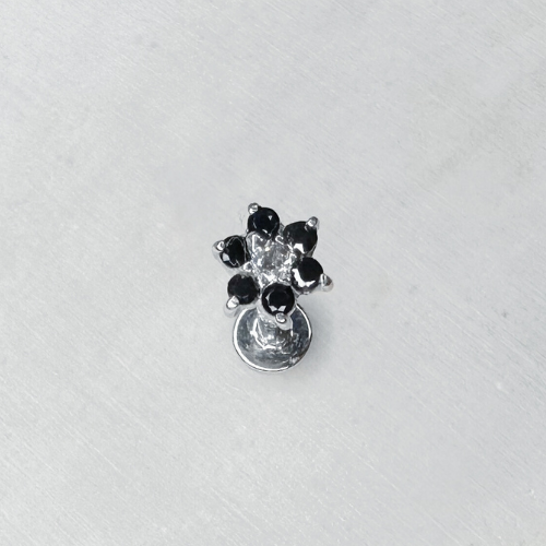 Piercing d’hélix vissable avec fleur en or blanc et zircons noirs
