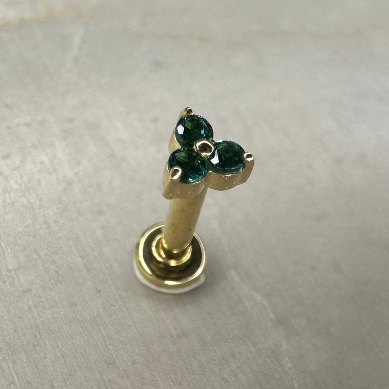 Boucle d'oreille or jaune vissable avec trois zircons verts