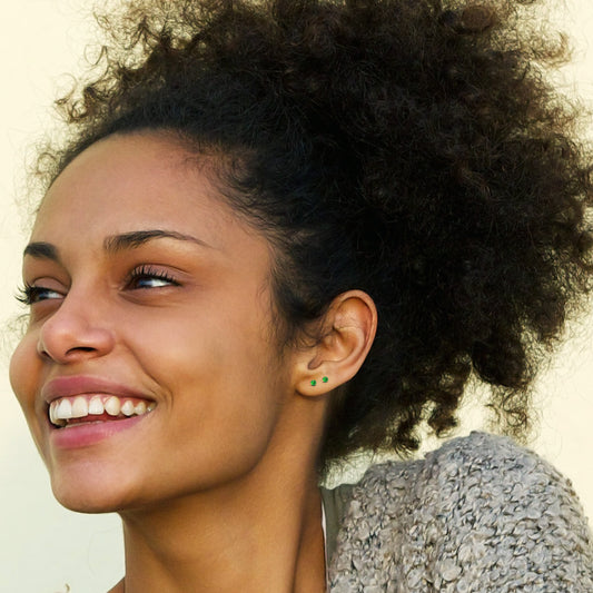Boucle d'oreille en or jaune, orné d’une émeraude véritable, modèle vissable