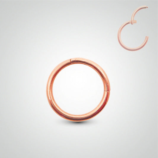 Piercing anneau clicker en or rose pose manuelle