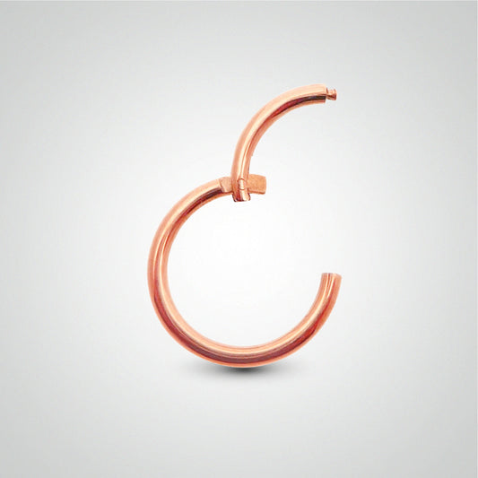 Piercing anneau clicker en or rose pose manuelle