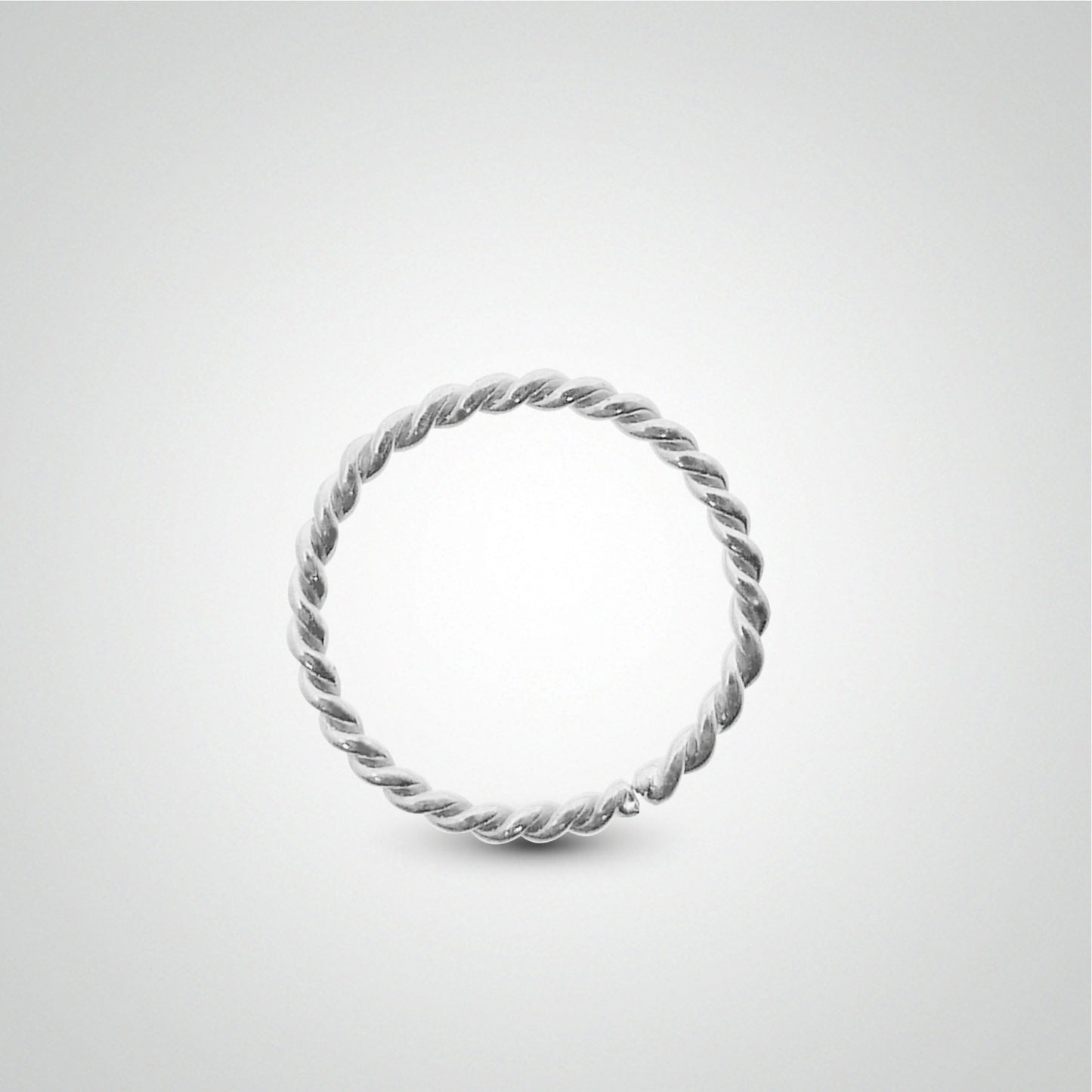 Piercing anti hélix : anneau en or blanc torsadé à écarter