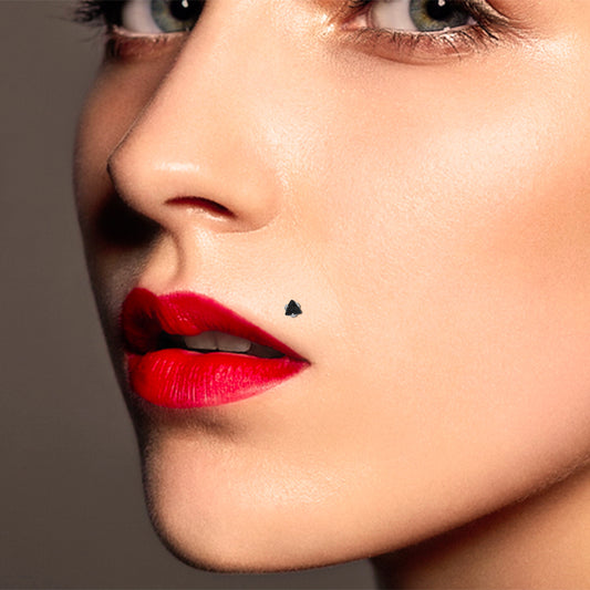 Piercing clip pour le madonna : zircon noir forme triangle griffé sur or blanc et barre bioplast