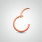 Piercing de sexe anneau clicker en or rose pose manuelle