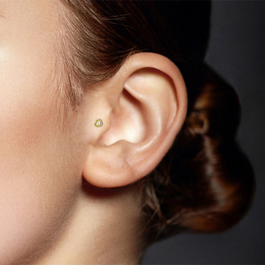 Piercing tragus avec motif fleur or jaune 18 carats et zircon blanc, clip à insérer dans sa barre Bioplast.