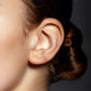 photo Piercing tragus feuille en or blanc 18 carats avec 3 zircons – vissable